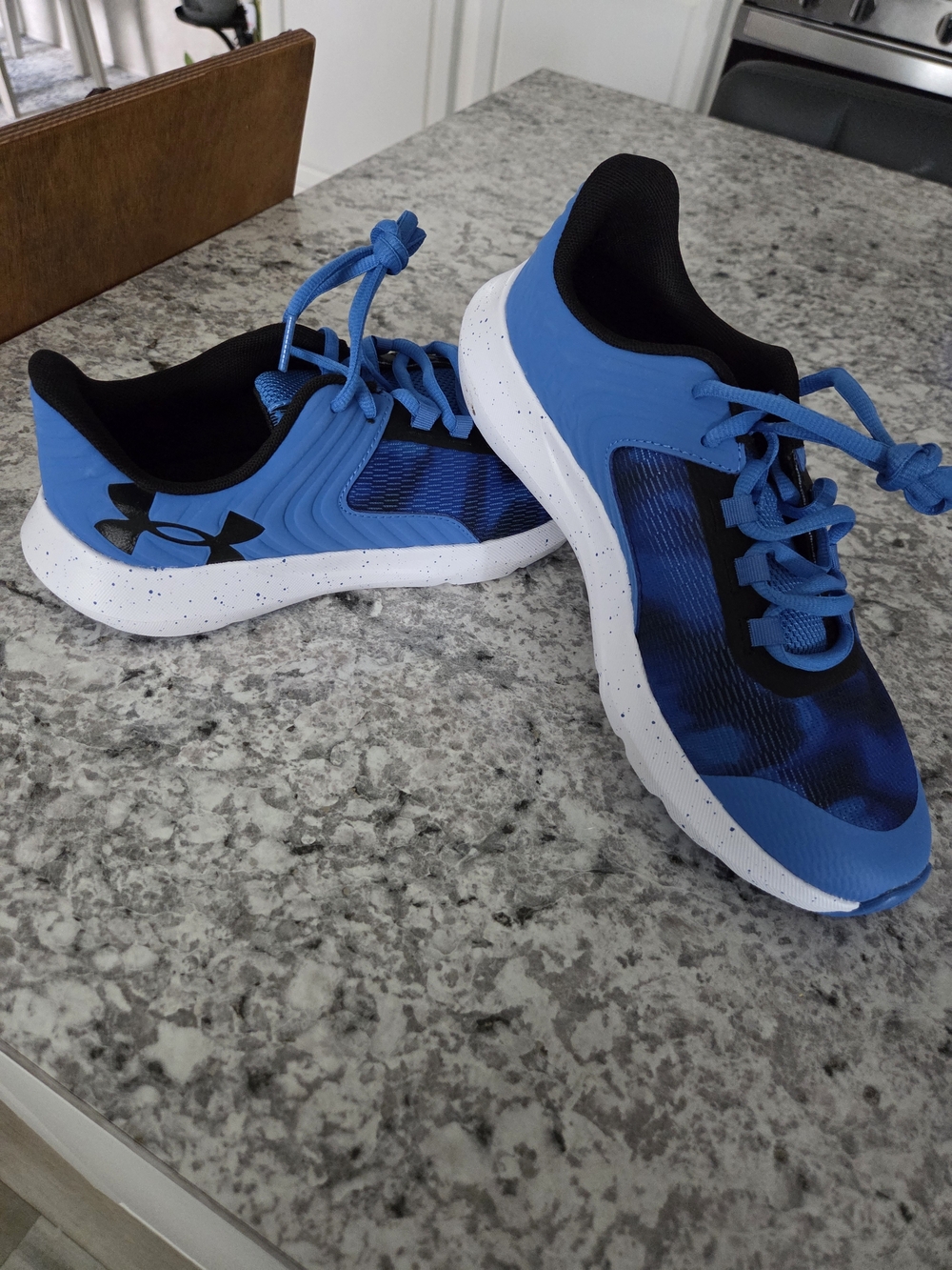 New Under Armour  Blue and Black Athletic Sneakers 7y W8.5